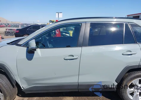 2021 Toyota Rav4 Xle z USA, uszkodzony, nr VIN 2T3P1RFV4MW224120